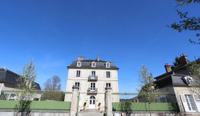 Heritage Castle in Bar sur Seine near River