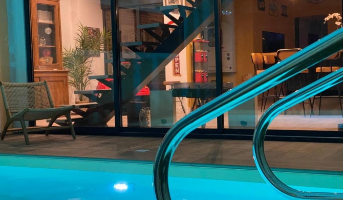 Loft Spa Reims-fr 200m2 privatifs, piscine intérieure chauffée, spa et parking