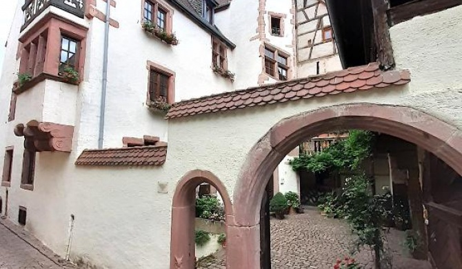 ADRIHOF à Riquewihr, Cour de l'Abbaye d'Autrey