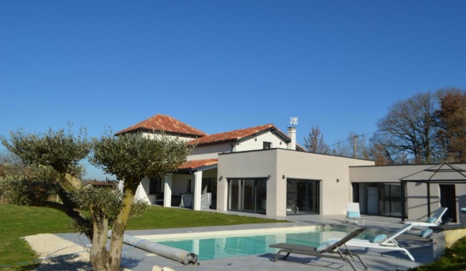 Villa au coeur du Gers avec vue sur les Pyrénées