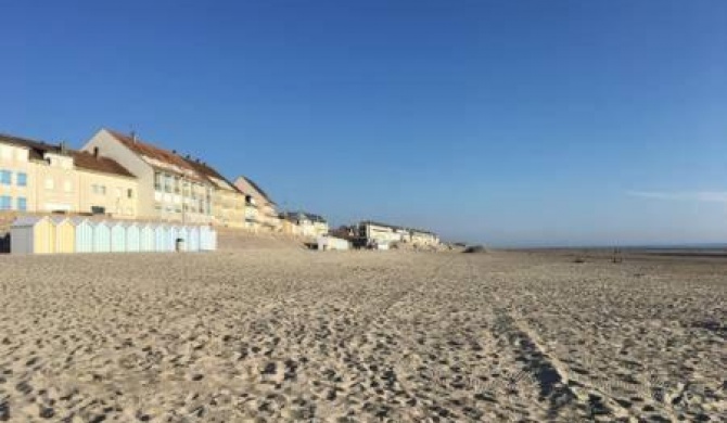 Face à la mer, les pieds dans l'eau