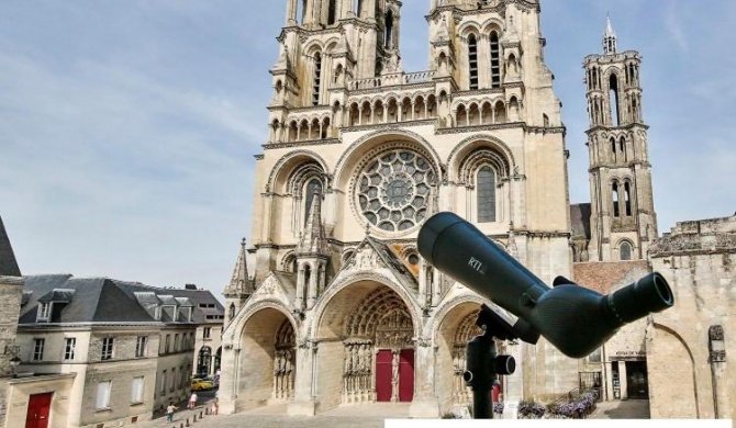 Logis du Parvis ***Face Cathédrale/in front of the Cathedral***