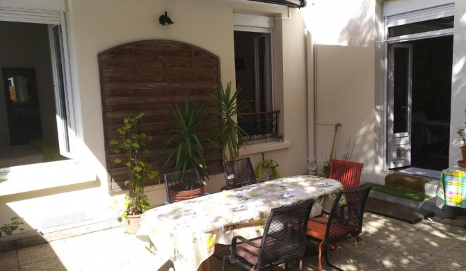 cosy rare 2 bedroom apartment around a private garden