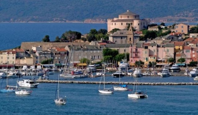 Appartement plein centre Saint Florent face au port